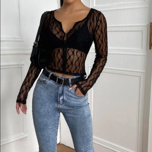 ‼️SOLD‼️Button Up Lace Top - Picture 2 of 3